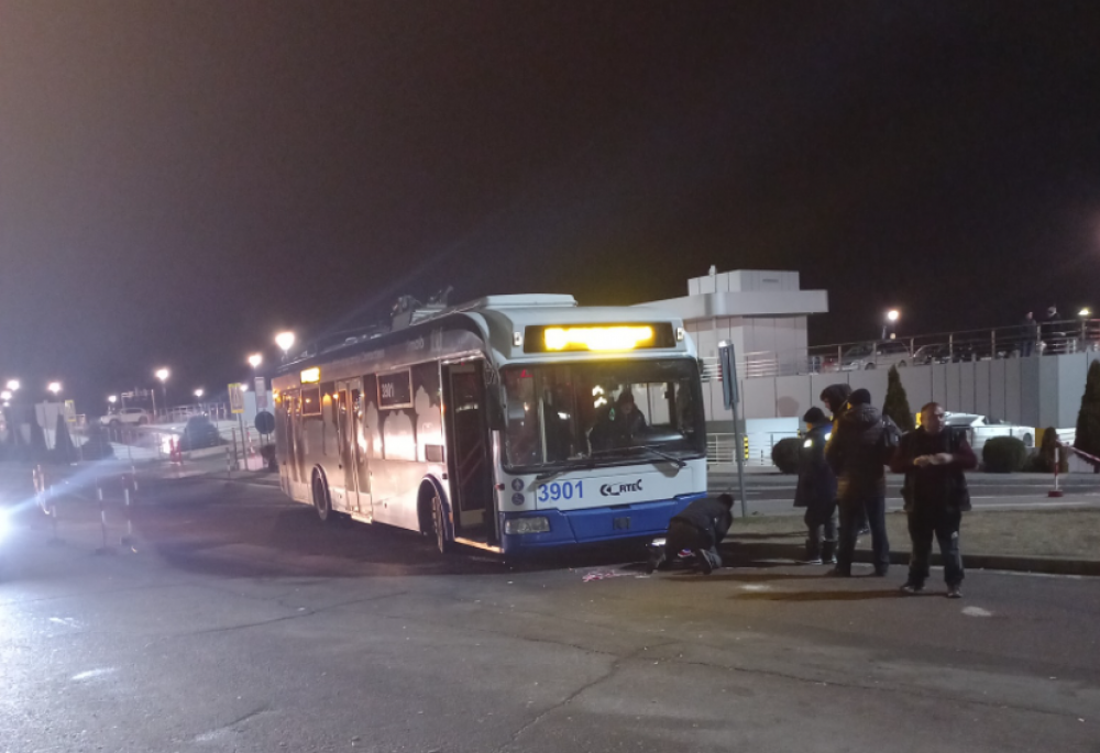 FOTO // Tragedie în Chișinău: Un șofer de troleibuz a murit la volan